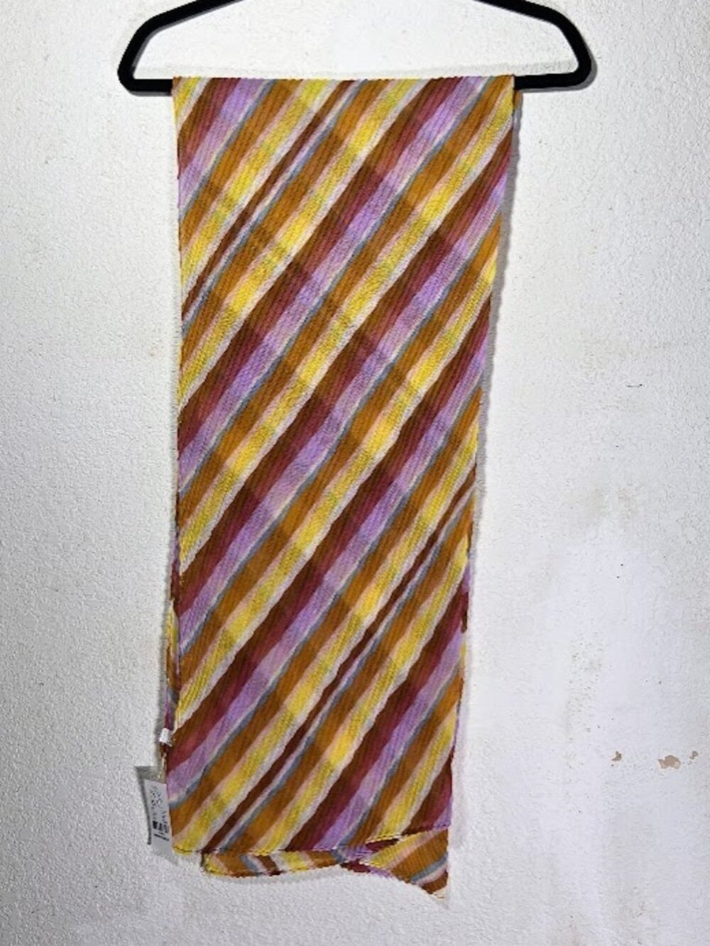 NWT- NYC & CO Beautiful scarf that is a lightweight, crinkled plisse’ scarf